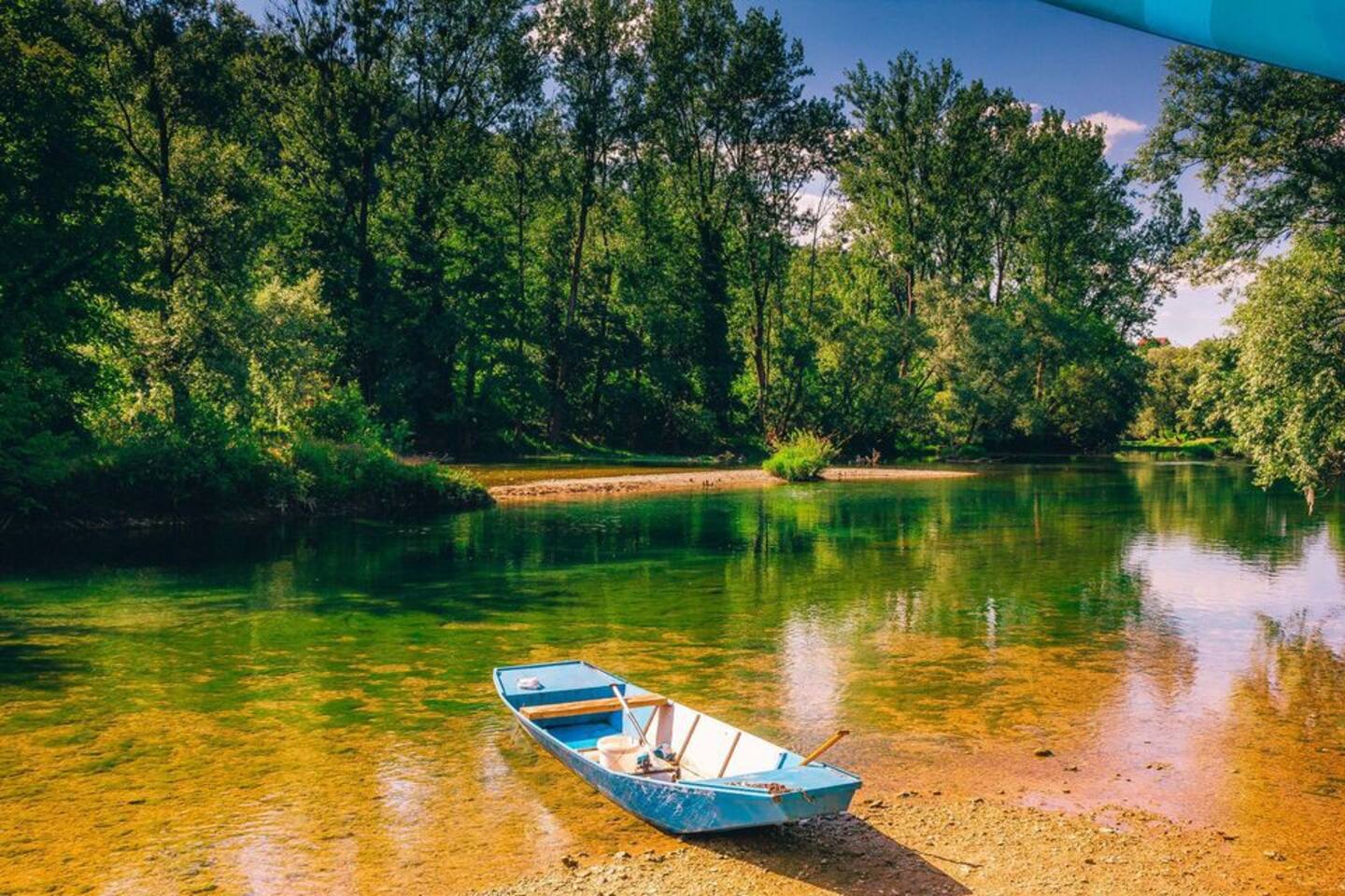 Discover the beauty of Bosanska Otoka, with its picturesque sandy beach Milincici and the enchanting river Una, before continuing your journey to Cazin.