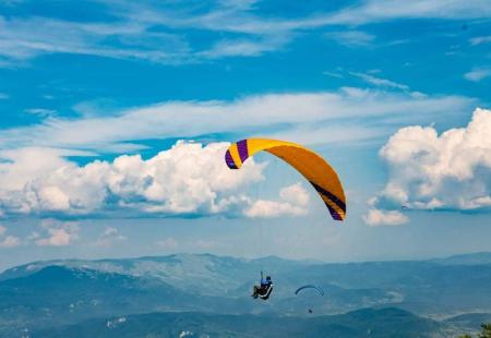 PARAGLIDING DUO IN THE CITY OF CAZIN